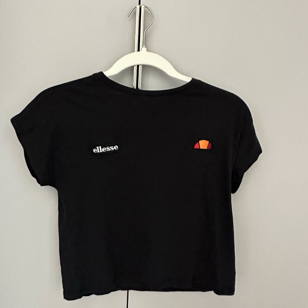 Black ellesse tee